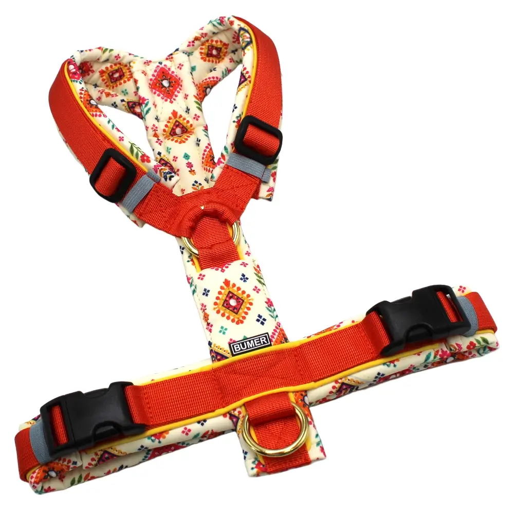BUMER Hundegeschirr, Größe M, Gurtband: PREMIUM Scarlet Essence, Softshell: Desi Summer, Ringe: goldfarbig, Schnallen: schwarz (DURAFLEX®), Applikation
